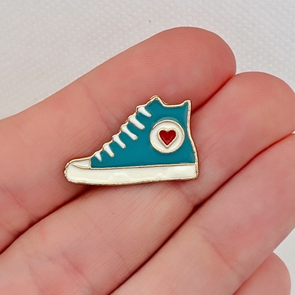 Jewelry - Hi-top pin